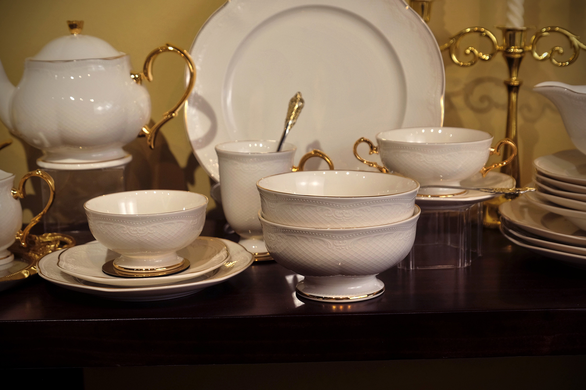 Noble Gold Round Platter