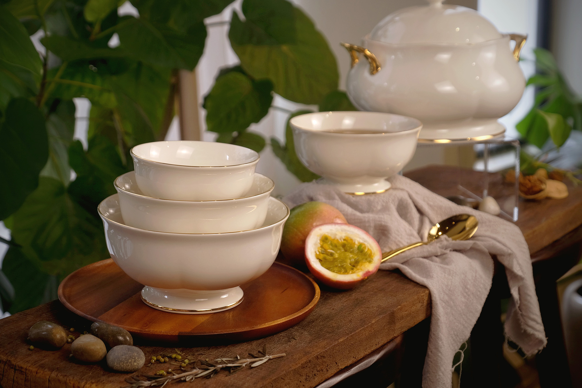 Bella Gold Salad Bowl