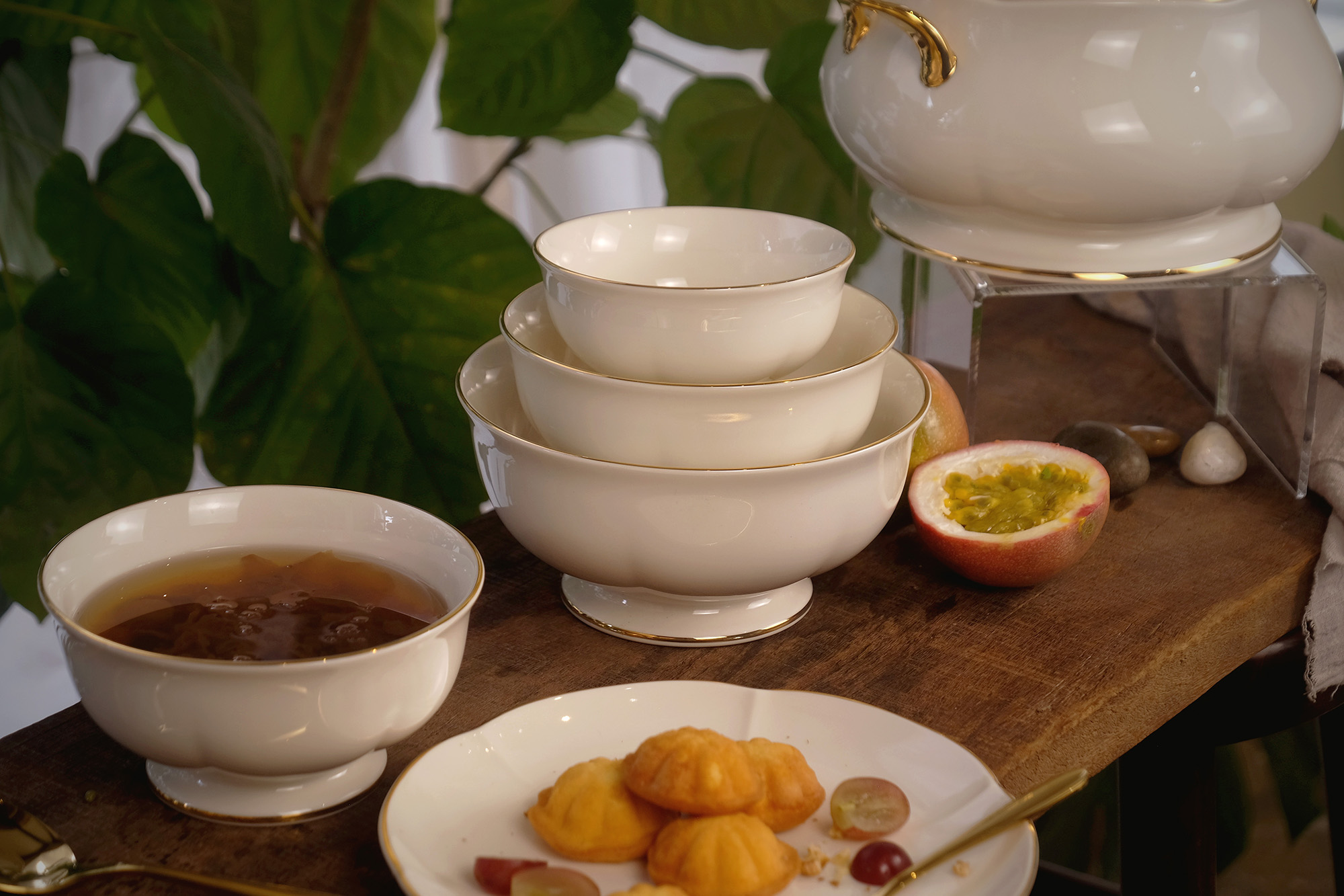 Bella Gold Salad Bowl