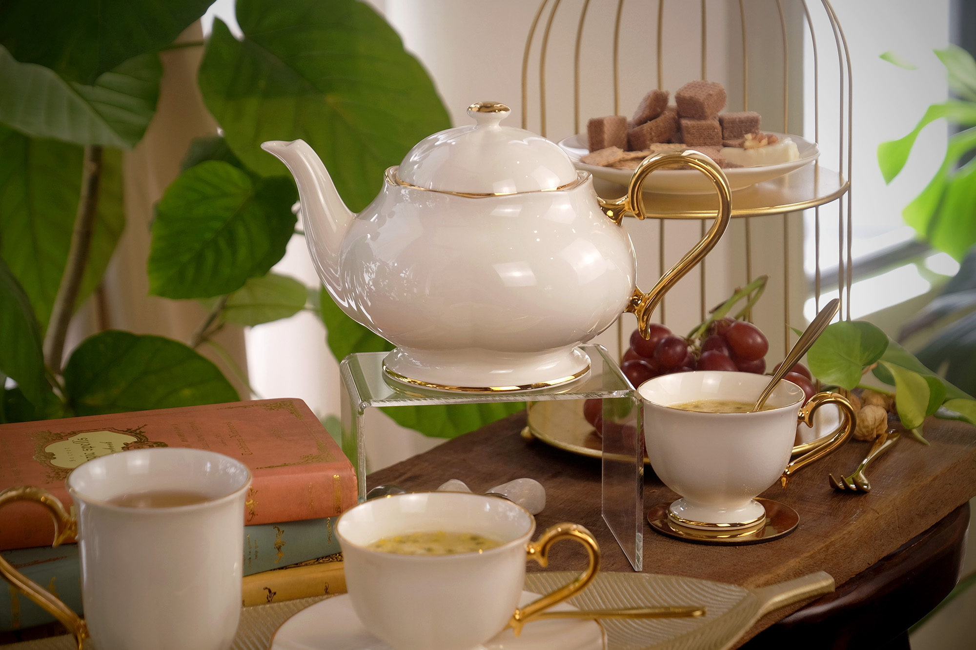 Bella Teapot and Cup & Saucer Set 13pcs