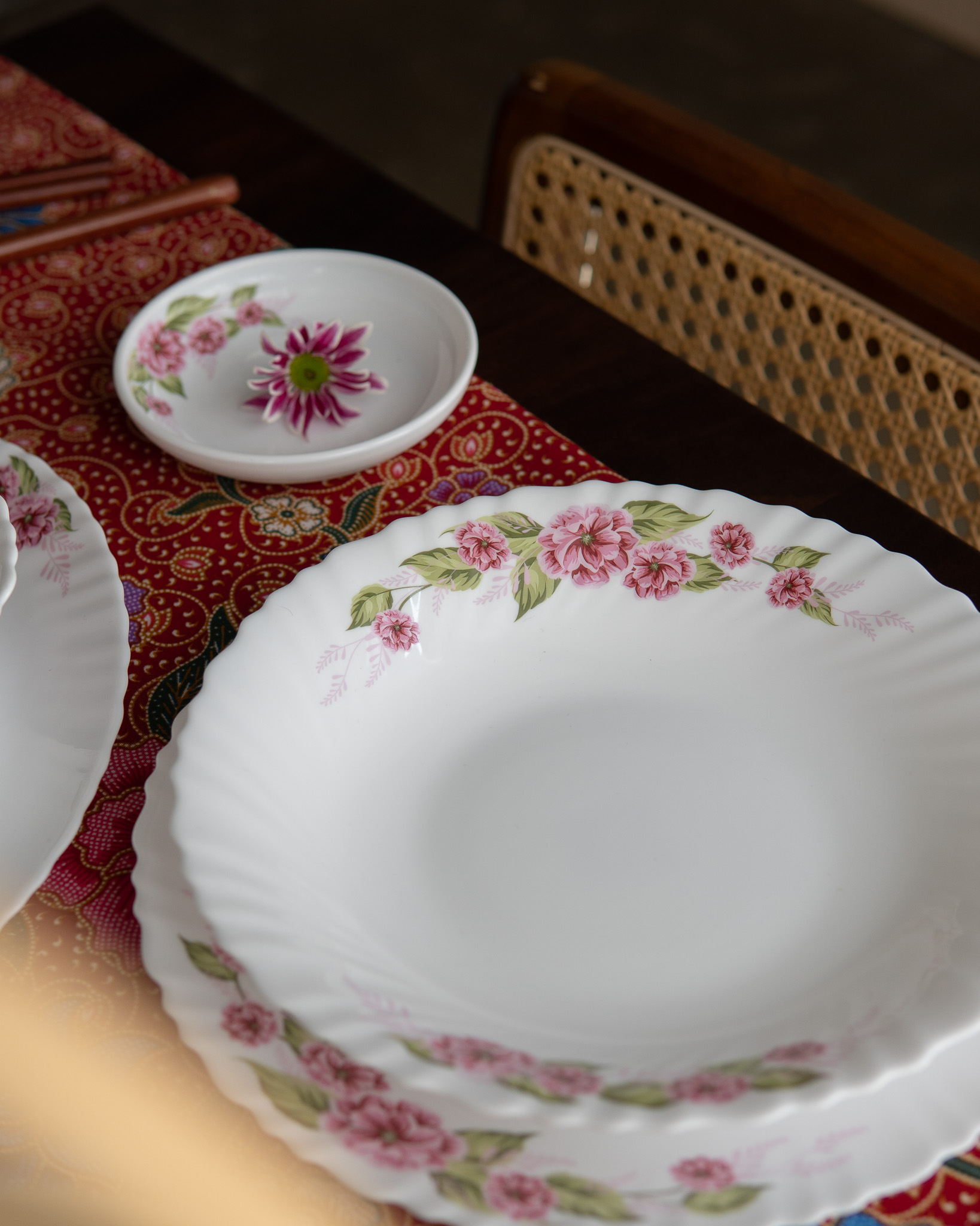Dinexe Opal Glass Dinnerware Set 24pcs - Wavy Camellia Bloom