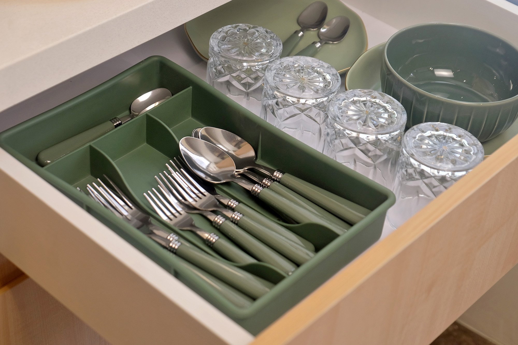 Colour Plastic Handle Echoline Cutlery Set 16pcs -Green