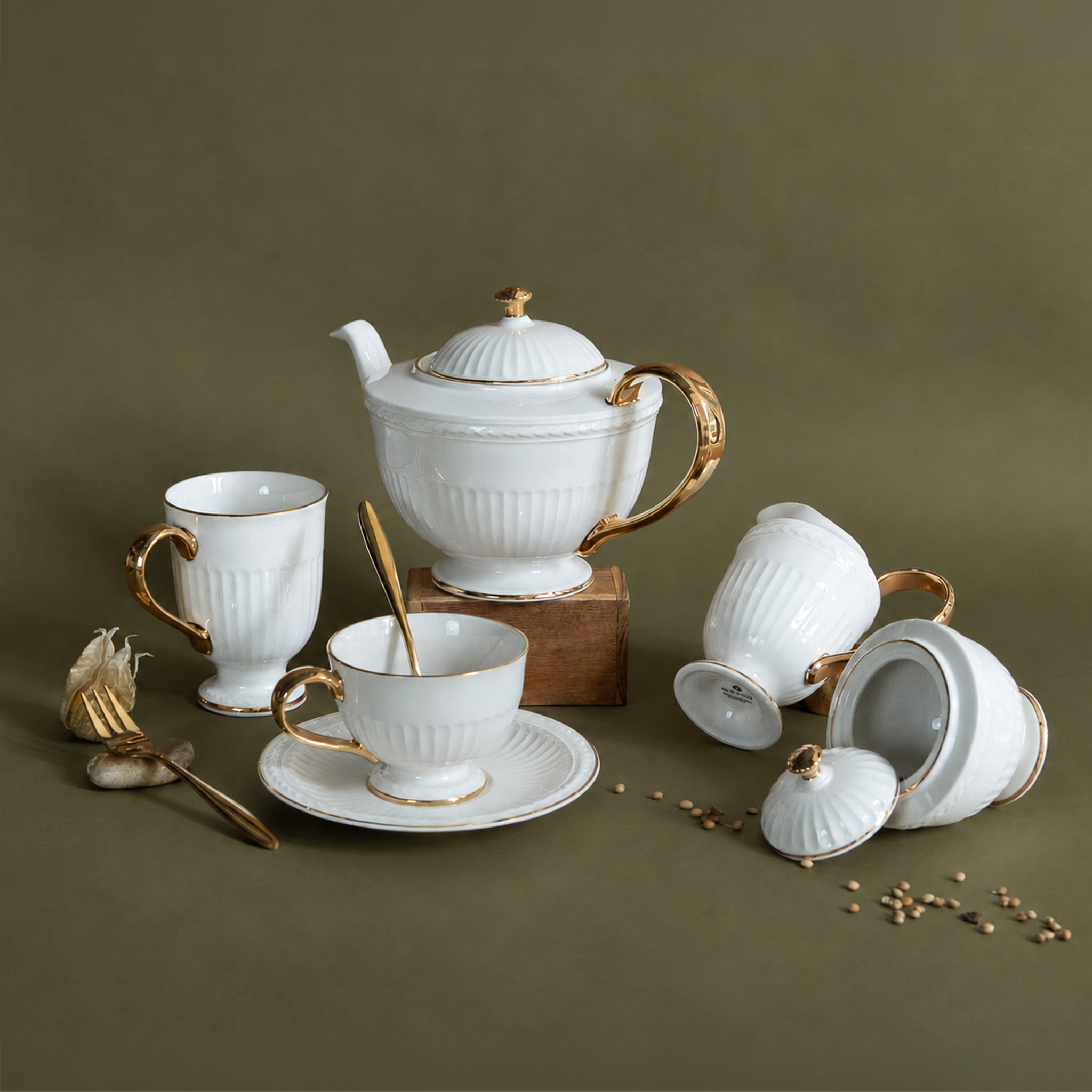 Athena Gold Footed Mug